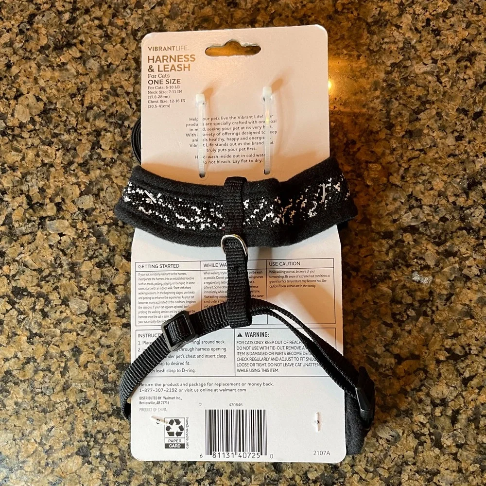 Vibrant life black and white harness and leash for cats. NWT